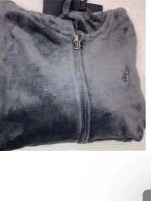 Juicy couture luvtröja  - Luvtröja aldrig använd då den fick jag i present men är för stor för mig. XL