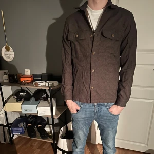 Jack&Jones Cardigan - Säljer en brun jack&jones cardigan med bröstfickor samt krage. Oanvänd och väldigt fräsch👌 Hör av er vid frågor!😇