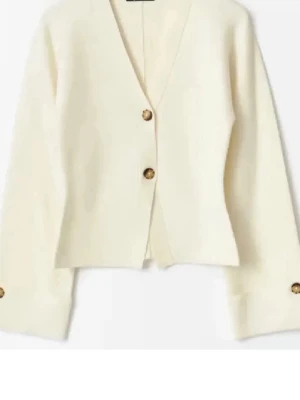 Krämvit kofta med knappar från gina tricot  - Säljer denna kofta från gina. Använd max 3 gånger skriv för mer bilder 💕