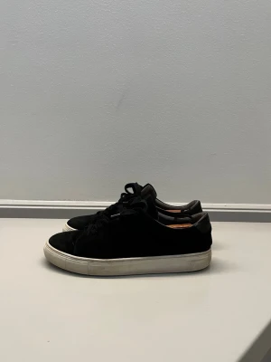 Svarta sneakers från Sneaky Steve - Stilrena skor i mocka  från Sneaky Steve i bra skick. Storlek 42 och made in portugal. Priset är ej hugget i sten. Hör av er vid frågor eller funderingar! 