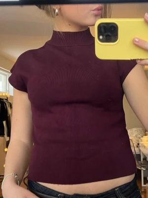 Vinröd topp - Supergullig vinröd tröja med en liten krage🩷inga defekter på plagget och säljs då den inte kommer till användning!😊