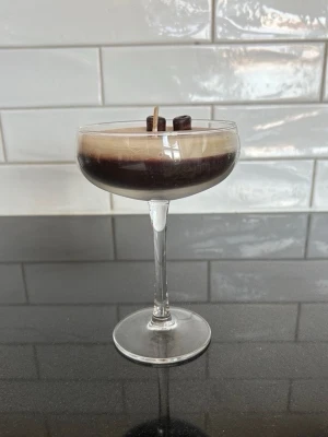 Espresso doftljus - Espresso Dream ☕️ Ett doftljus som både luktar och ser ut som en espresso martini.🍸 Brinntiden är över 16 timmar. Den enda defekten gäller bara estetiska skäl, därav påverkas inte produktens användning i sig. Finns att hämta upp på ProCivitas Privata Gymnasium Södermalm, Tullgårdsgatan 12, om man inte vill betala frakt! Original pris: 129 kronor