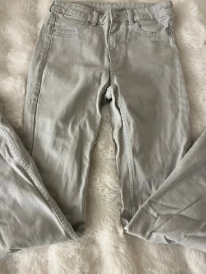 Ljusgråa bootcut jeans - Säljer ett par ljusgråa bootcut jeans i storlek 36.