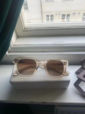 Chimis 04 - Säljer mina snygga  solglasögon från CHIMI i färgen ecru. Knappast använda och perfekta till våren och sommaren!!