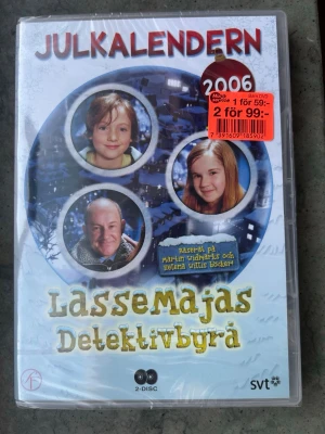 Lassemajas detektivbyrå julkalender 2006 dvd - HELT NY & INPLASTAD!  DVD-utgåva av julkalendern "LasseMajas Detektivbyrå" från 2006. Innehåller 24 avsnitt fördelade på två skivor. Baserad på Martin Widmarks och Helena Willis böcker.  Finns på språk: Svenska 