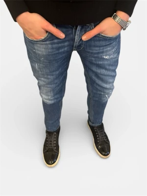 Dondup Jeans George  - Tja! Säljer nu dessa sjukt eftertraktade blå Dondups med original slitningar från frabrik. Se storlek nedan. Jeansen är i mycket bra skick.                                                 Nypris: 3500kr                                                                 Säljs för: 899kr                                                                 Tveka inte på att höra av er vid intresse eller frågor! 