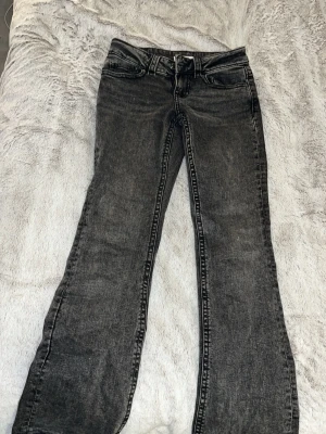 Svarta/gråa bootcut jeans från Perfect Jeans - Säljer ett par m bootcut jeans från Gina tricot. Perfect Jeans. Jeansen är lite för korta för mig och för små i midjan