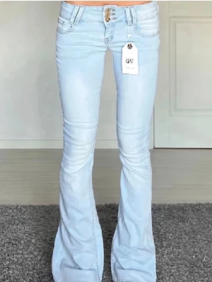 low waist jeanss - Söljer mina jätte fina jeans som inte kommit till användning, använda få gånger så inga defekter och ser ut som nya!❤️lånade bilder, skriv privat om ja ska skicka egna🥰