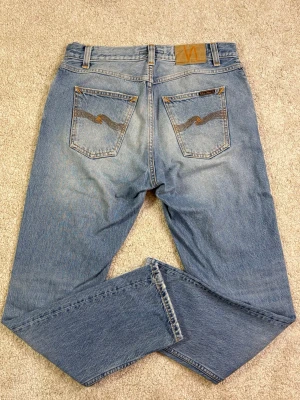 Nudie Jeans - Stl w29, l30 - NUDIE JEANS - Storlek: W29/L30 Modell: Steady Eddie 2 | Användning: Varsamt använda, fint skick | Nypris: Cirka 1800 SEK