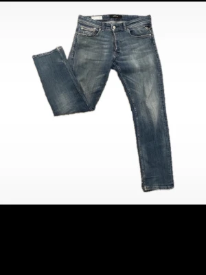 Blå raka jeans från Replay - Blåa jeans från Replay i storlek W34 L30. Men sitter lite mer som en W 34