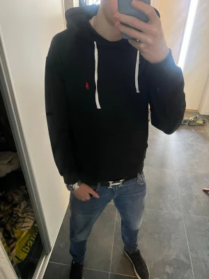 Ralph lauren hoodie - Snygg Ralph Lauren hoodie storlek M passar längderna 174-181