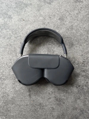 AirPods Max - Tja! Säljer mina AirPods Max! Superfint skick! Knappt använda, också därför jag säljer dem. Fick dem i julklapp förra året. Vet att de är köpta ifrån Refurbed, där var dem i nyskick och kostade cirka 5500kr. Hör av dig vid minsta fråga eller fundering!