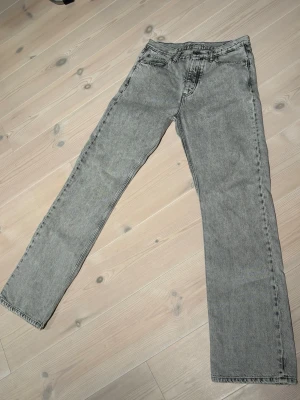 Hope rush jeans W30/L34 - Säljer ett par grå hope rush jeans med bootcut passform och klassisk femficksdesign. Jeansen har en snygg vintage-tvätt och är tillverkade i ett robust denimtyg. Perfekta för dig som gillar en avslappnad och tidlös stil.