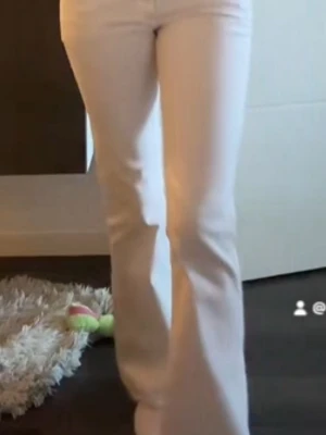 Vita lee jeans - Säljer mina fina vita jeans ifrån lee! Skulle säga att dem är low/mid waist. dem är uppsprättade nertill men ingenting tydligt som man tänker på! Inga defekter. Skriv ifall de finns frågor!