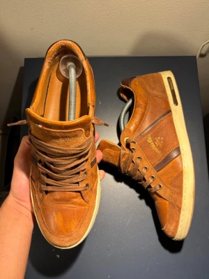 Pantofola D’Oro Sneakers - Tja, säljer ett par fina sneakers från Pantofola D’Oro. Skick 9/10, knappt använda. Storlek 44. Nypris 3000, mitt pris 529. Fraktas samma dag. Hör av dig vid frågor o funderingar!