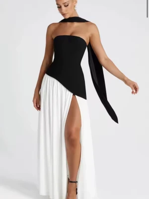 Svartvit långklänning med slits - Materialet känns billigt, därav priset 