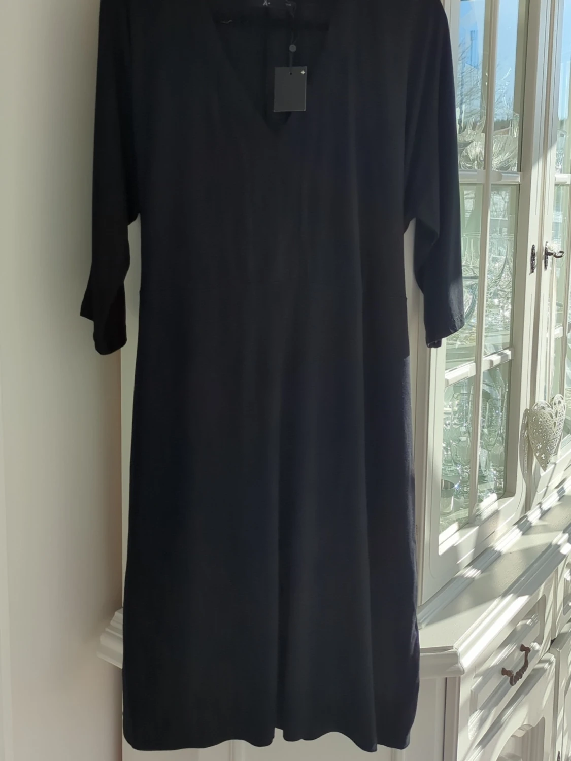 Svart v-ringad klänning från Å+