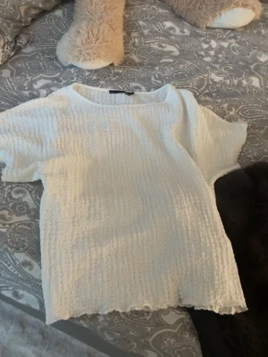 t shirt - en fin vit t shirt från lager väldigt tunn, skulle passat hur bra som helst till en blå jeans kjol!!