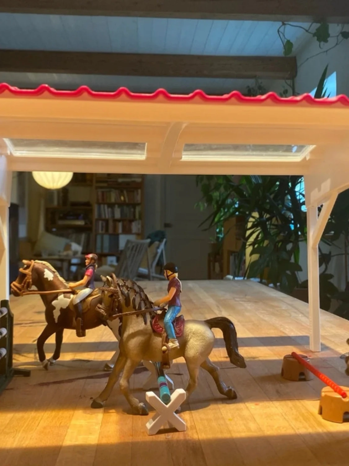 Leksaksstall med hästar och ryttare