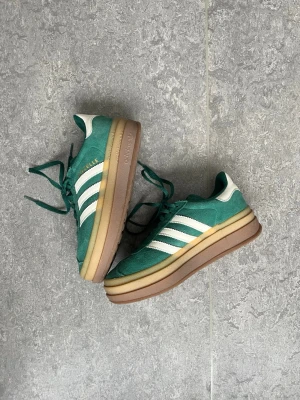 Adidas Gazelle grön/vit sneakers - Säljer ett par superfina Adidas Gazelle sneakers i grön mocka med klassisk gummisula.  ✅ Använda 2 gånger ✅ Mycket fint skick ✅ Inga skador eller slitningar ✅ Bekväma & trendiga ✅ Perfekta till vardag / streetstyle  Storlek: 36 Färg: Grön / vit  Säljes då de tyvärr inte används. Redo att skickas snabbt 📦✨