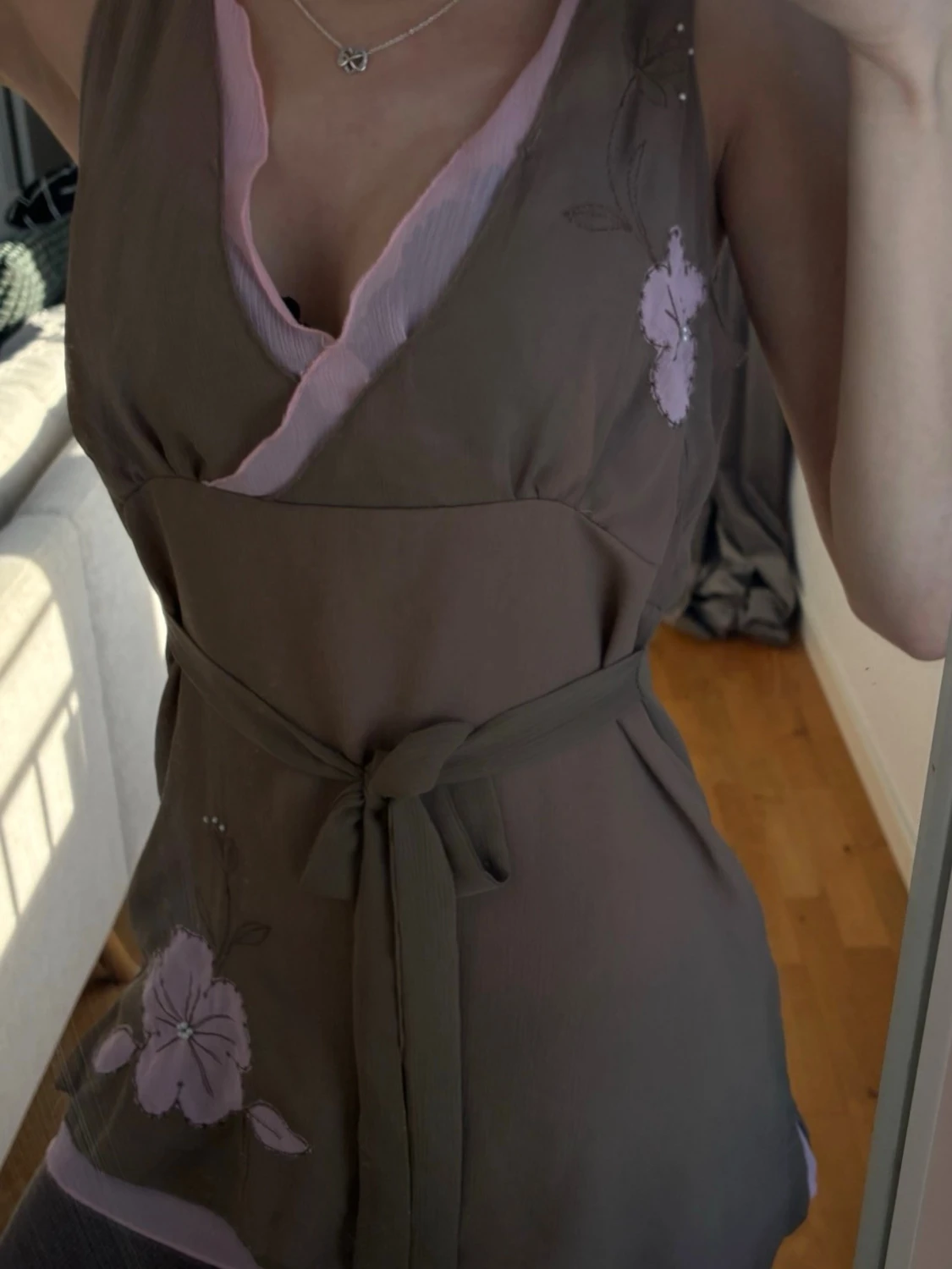 Brun omlottopp med blommor och knyt