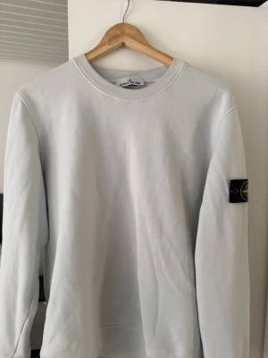 Stone Island - Säljer en clean ljus blå sweatshirt från Stone Island storleken är L men skulle nog passa m också! Säljer den då jag tycker den e för stor för mig men den e helt ny använt fåtal gånger, köpt på nk. Pris kan diskuteras vid snap affär  