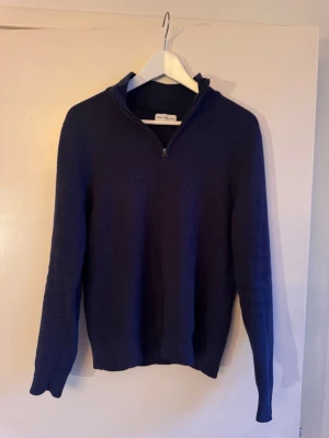 These Glory Days halv zip - Säljer en These glory days halv zip i storlek s i mycket bra skick