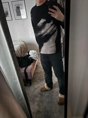 Svart stickad tröja - Tjena, säljer nu denna stickade tröjan i storlek XS. Den är knappt använd. Hör av er vid fler frågor eller funderingar!