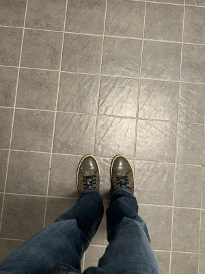 Lanvin Sneakers – Svart/Vit, Storlek 42-43 - Snygga svarta sneakers från Lanvin med stickad ovandel och vita detaljer på sulan. Tåpartiet är i blankare material och skorna har svarta skosnören. Zebra-liknande mönster gör dem riktigt unika.  Perfekta för dig som gillar en stilren och modern look – passar lika bra till jeans som streetwear.  Skick: Bra, lite små heeldrag och ett litet märke (knappt synligt på bild). Pris 1899kr! Storlek: 42-43