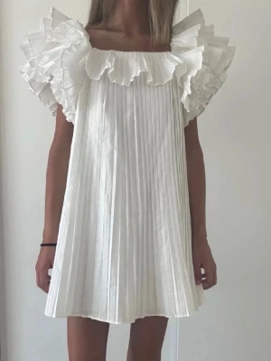 Klänning Zara - Populär klänning från Zara i storlek M på prislapp men liten i storlek, jag på bilden (bild 2) är 163cm och bär vanligtvis S. Fint skick. Postas efter Swish eller möts upp i Stockholm🩰