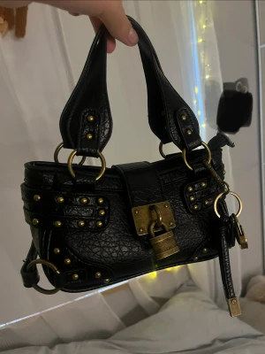 Vintage väska - As snygg väska men säljer tyvärr för den kommer inte till användning, den är knappast använd. Skriv gärna för mer info❣️