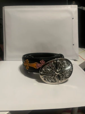 2 för 1!!! (LÄS BESKRIVNING) - Två bälten som är 110cm långa båda med regnbågsfärgade kors runt hela bältet. Är extremt dålig kvalite och dåligt matrial så dom håller nog inte så länge men känns dumt att slänga så jag säljer båda två i samma annons för extremt billigt pris för den som vill ha. 