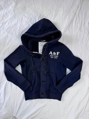 Mörkblå kofta från Abercrombie & Fitch - Säljer nu en Abercrombie and Fitch Kofta👕                                                              Storlek: M, Skick: 9/10, Skriv vid minsta fråga, Fraktar alltid inom 24h efter köp📦