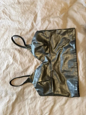 Skin topp  - Croppad skin topp med v ringning 