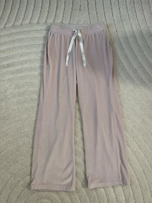 Mjukis byxor  - Säljer dessa byxor då de inte kommer till användning samt att de är för korta för mig vid benen. De är uppsydda då de var långa för mig. Jag är 155 cm men skulle säga att de passar bättre på de som är kortare än 155 cm. Den har lite fläckar men som går att tvätta bort då det är bara lite smuts.