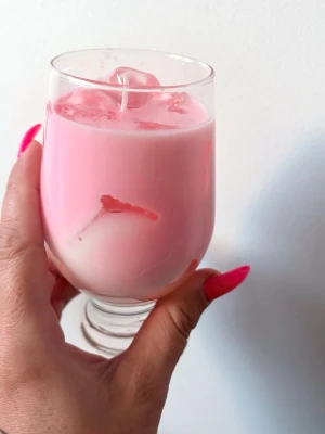 Handgjord rosa matcha latte doftljus i glas  - Unik handgjord ljuslykta [doftljus] i ett genomskinligt glas med mjuk rosa och vit färg. Ljuset har en dekorativ swirl-effekt och kan användas som del av inredningen för att skapa mysig stäm tar. otroligt fin detalj  till rummet.