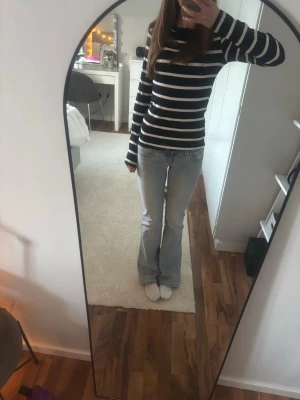 Randig långärmad topp  - En svart och vit randig topp från Gina tricot i storlek XS. Knappt använd, som ny.