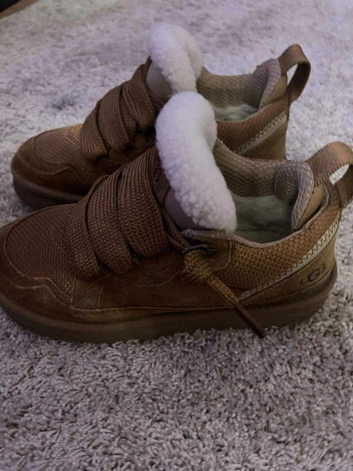 Bruna sneakers från UGG med fårull - 3