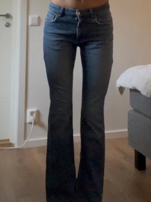 Blåa jeans - Bootcut jeans från Gina Tricot! Dem är i väldigt fint skick, säljer då dem inte har kommit till användning💓 dem är low/medium, men sitter mer som low, hör av dig vid funderingar!
