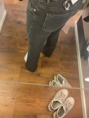Svarta lågmidjade jeans - Snygga svarta bootcutjeans. Jeansen har en enkel design utan slitningar och sitter tajt över höfterna och är perfekta till en avslappnad stil.