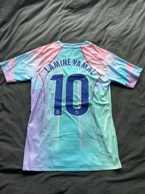 Lamine Yamal blå tröja  - Säljer denna blåa limited edition Lamine Yamal tröjan i storlek M. Den är i nyskick med tagsen kvar! Skriv vid frågor eller bilder 