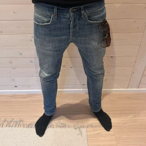 Blå jeans dondup  - Snygga blå jeans från märket dondup. De har en normal passform och är perfekta för en avslappnad stil. Nypris:ca 2500/ mitt pris: 699. 