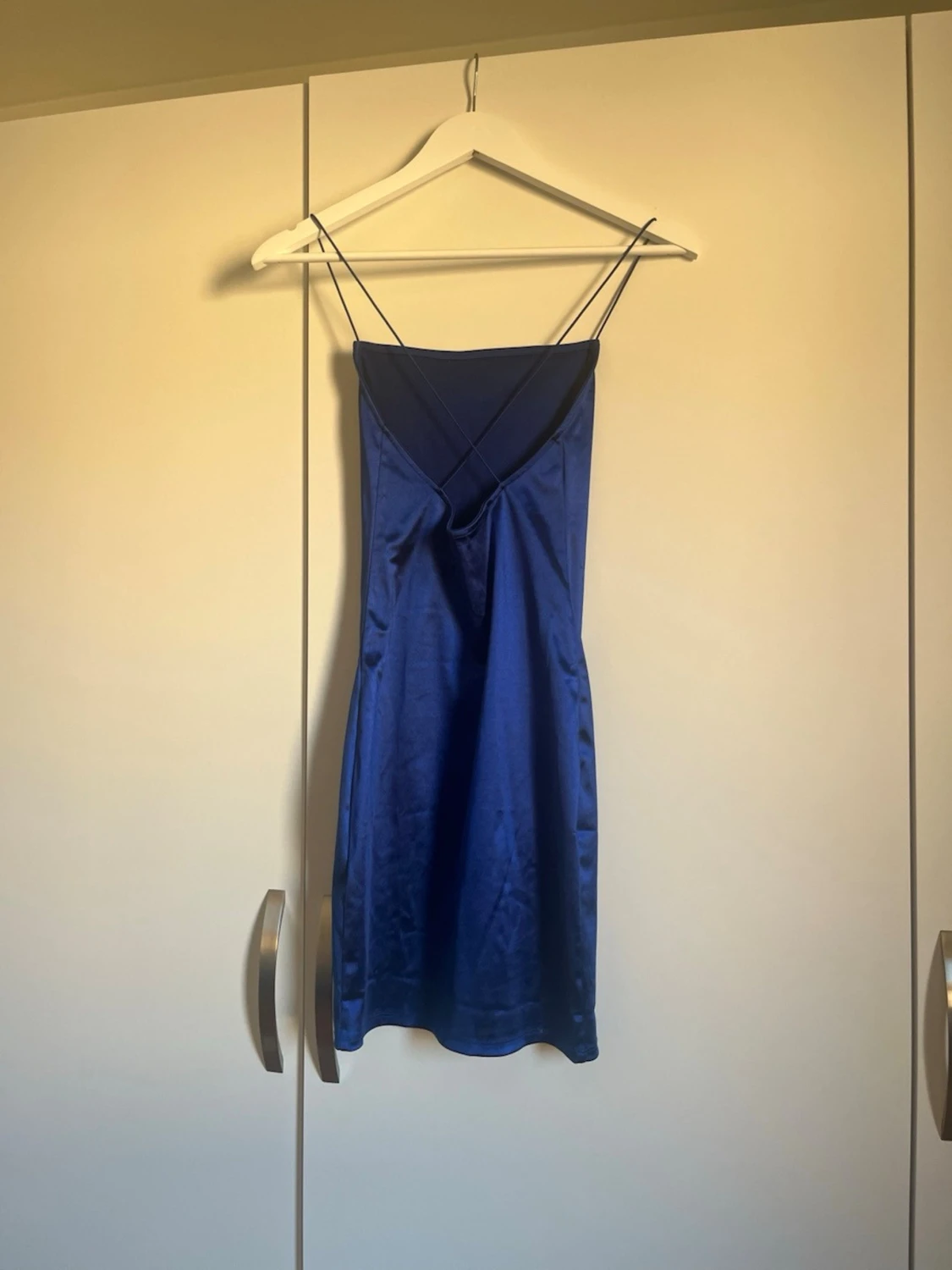 Blå satin klänning med smala band - 1