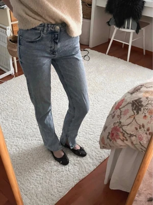 Ljusblå raka jeans Zara  - Säljer mina supergulliga ljusblå raka jeans från Zara💕de är i storlek 36