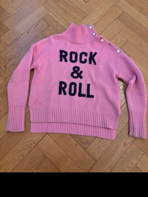 Zadig voltaire rock and roll - En knapp saknas men vi har den här o påvög att syfast den!! rock and roll tröja från zadig voltaire. Jätte fin o populär med en fin rosa färg Bilderna e lite dåliga för mamma skicka dem t mig. Frågor om ngt kontakta.