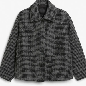 Jacka - Slutsåld kappa/jacka från Monki. Perfekt inför höst å vinter. Lappen är kvar. 