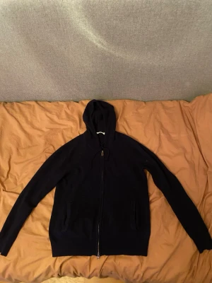 Marinblå cashmere hoodie - 9/10 skick