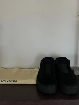 Axel Arigato skor - Säljer dessa riktigt snygga axel arigato skor. De har några defekter men är fortfarande i bra skick. De är i storlek 41. Påse kommer med i köp. Hör av dig om du har några funderingar.