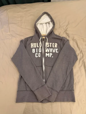 Hollister zip hoodie - Hollister zip hoodie - storlek M - skick 7/10 - fler frågor? Kontakta mig