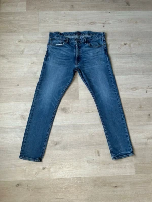Blåa Vintage Ralph Lauren Jeans Slim Fit W36 L32 - Fina Vintage Ralph Lauren Jeans i blå färg. Jeansen är i mycket bra skick och sparsamt använda.  Äkta som allt annat jag säljer! ✅  Storlek: W36 L32 Skick: Mycket Bra Skick  Färg: Blå Märke: Ralph Lauren Modell: Jeans   Hör gärna av dig vid frågor så svarar jag så fort jag kan! 😁   (Sku - 39)